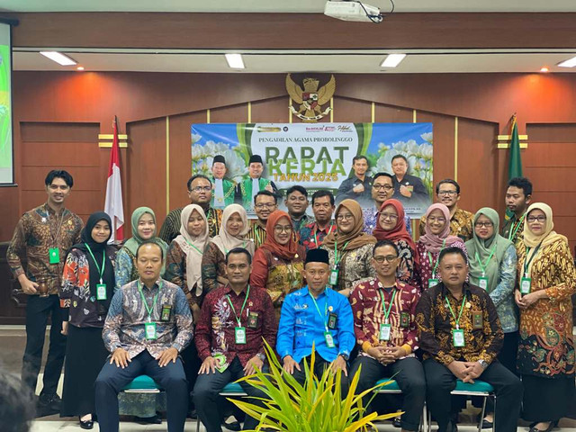 Foto bersama: Pegawai Pengadilan Agama Probolinggo usai Rapat Program Kerja Tahun 2025